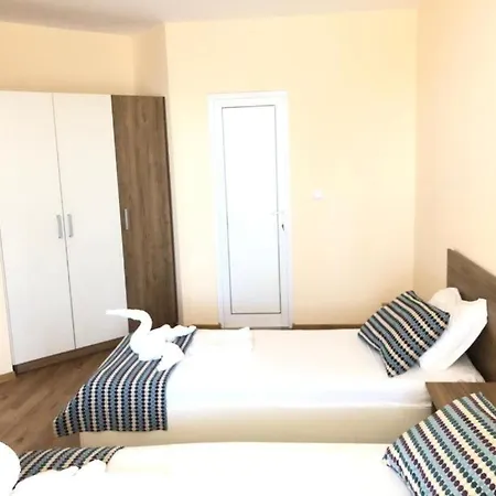 Lazur, Flora Apartment